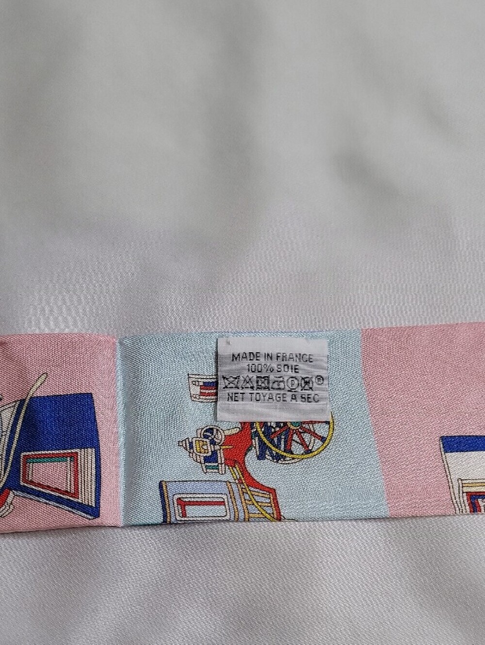 Hermès "Les Voitures Exquises" Carriage Motif Silk Twilly Scarf - Picture 4 of 4